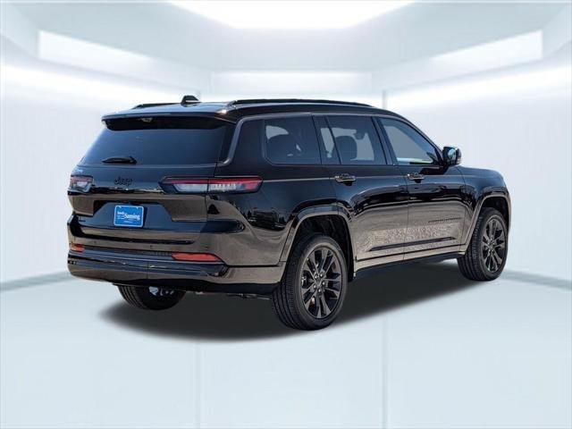 New 2026 Diamond Black Crystal Pearlcoat Jeep Limited image 7