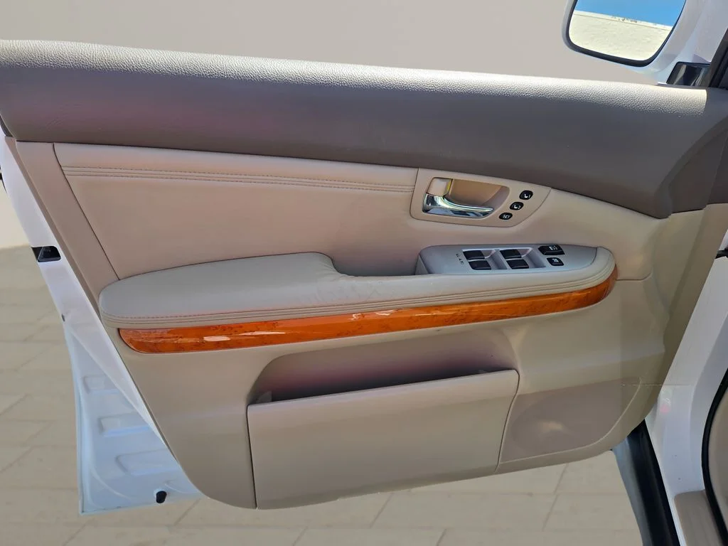 Used 2007 White Lexus 350 image 20
