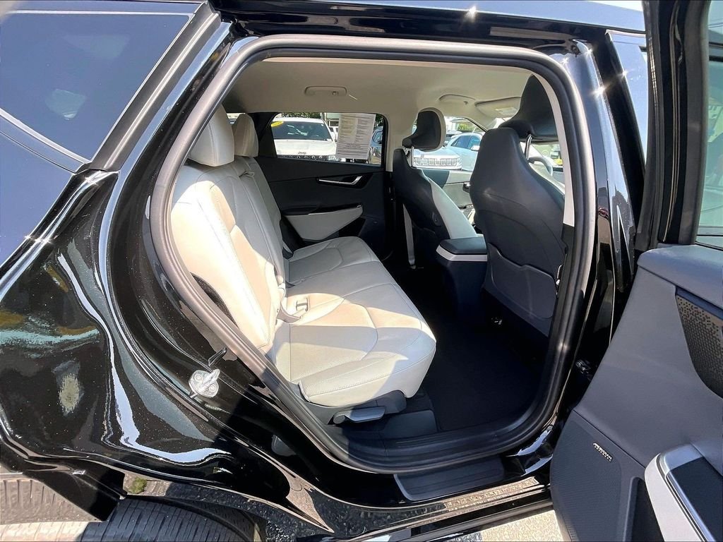 Used 2022 Black Kia Wind image 16