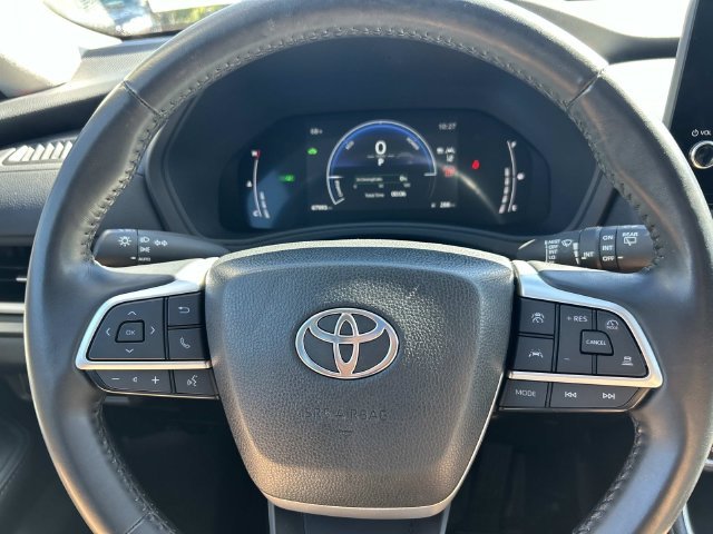 Used 2024 White Toyota XLE image 31