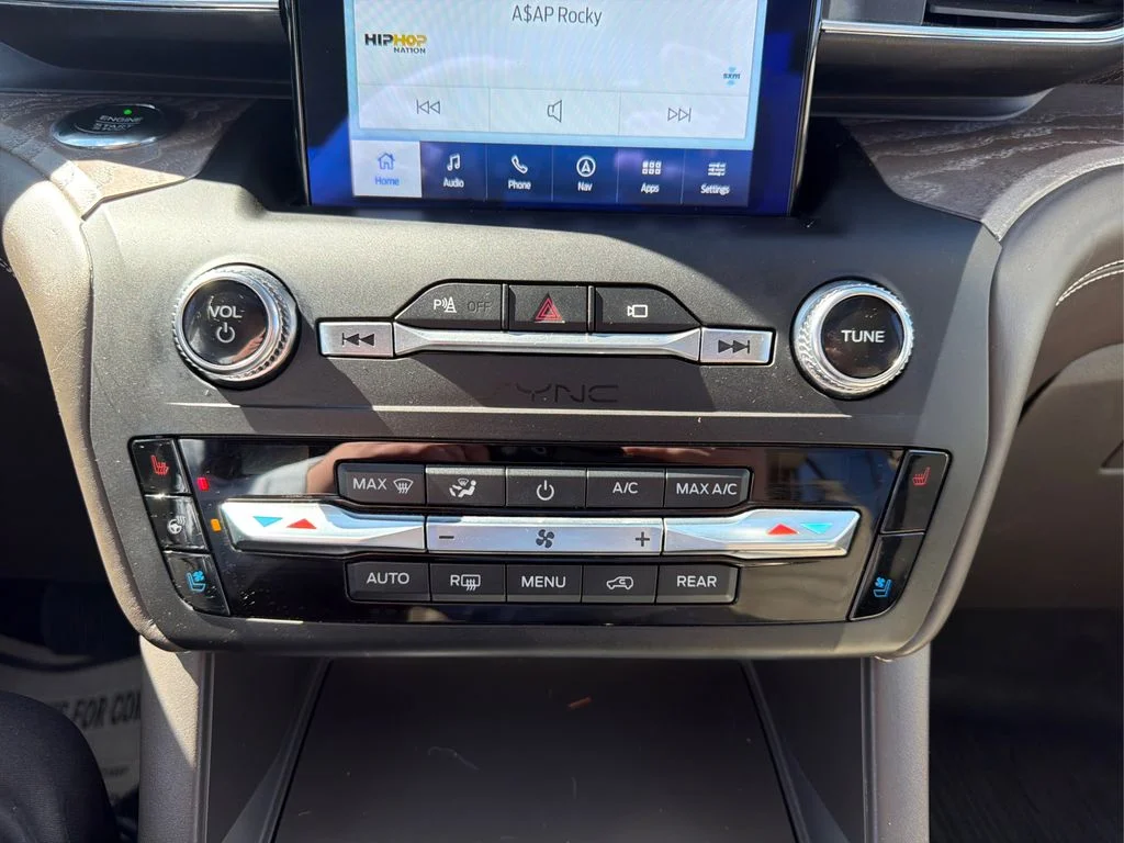 Used 2020 White Metallic Ford Platinum image 37