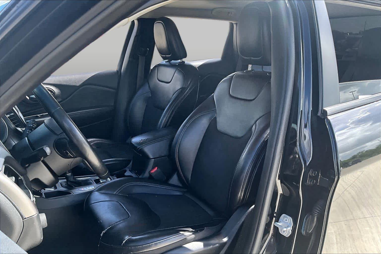 Used 2019 Diamond Black Crystal Pearlcoat Jeep Latitude Plus image 7