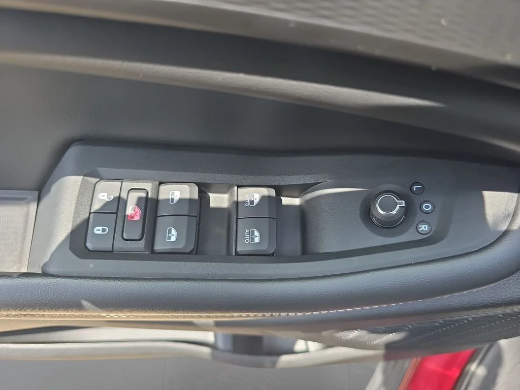 Used 2023 Red Jeep Altitude image 28