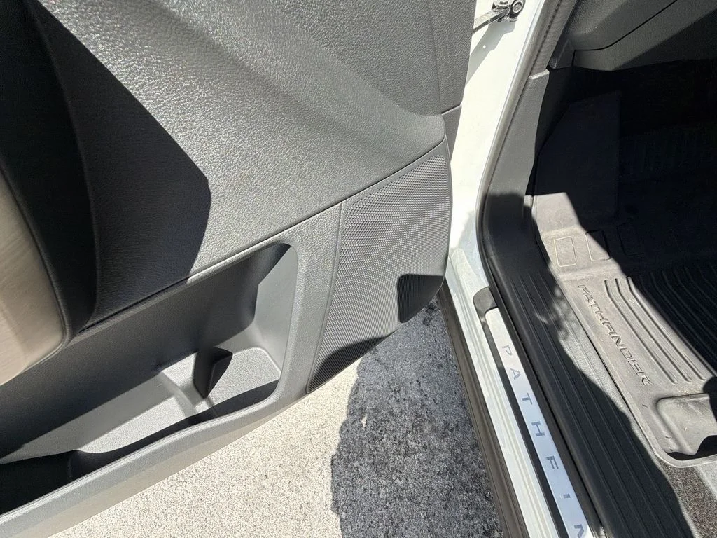Used 2024 White Nissan Platinum image 31