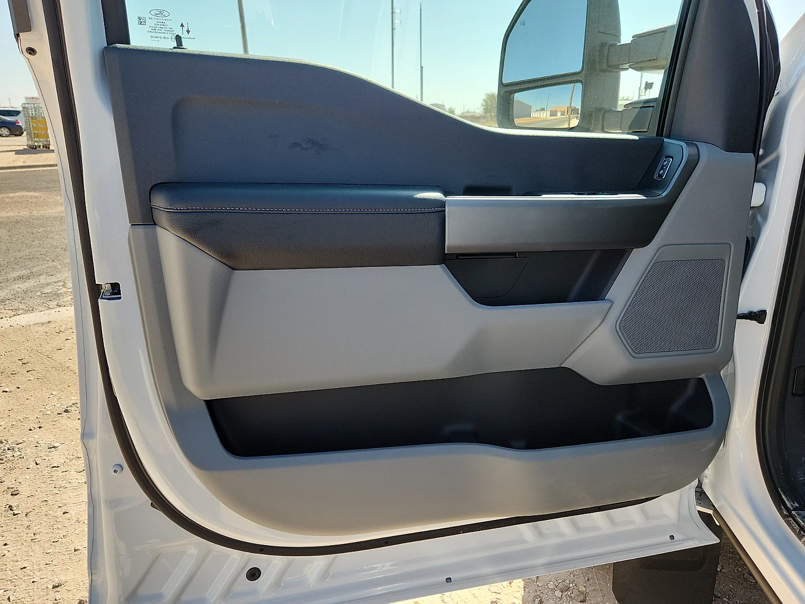 New 2027 Oxford White Ford XLT image 14