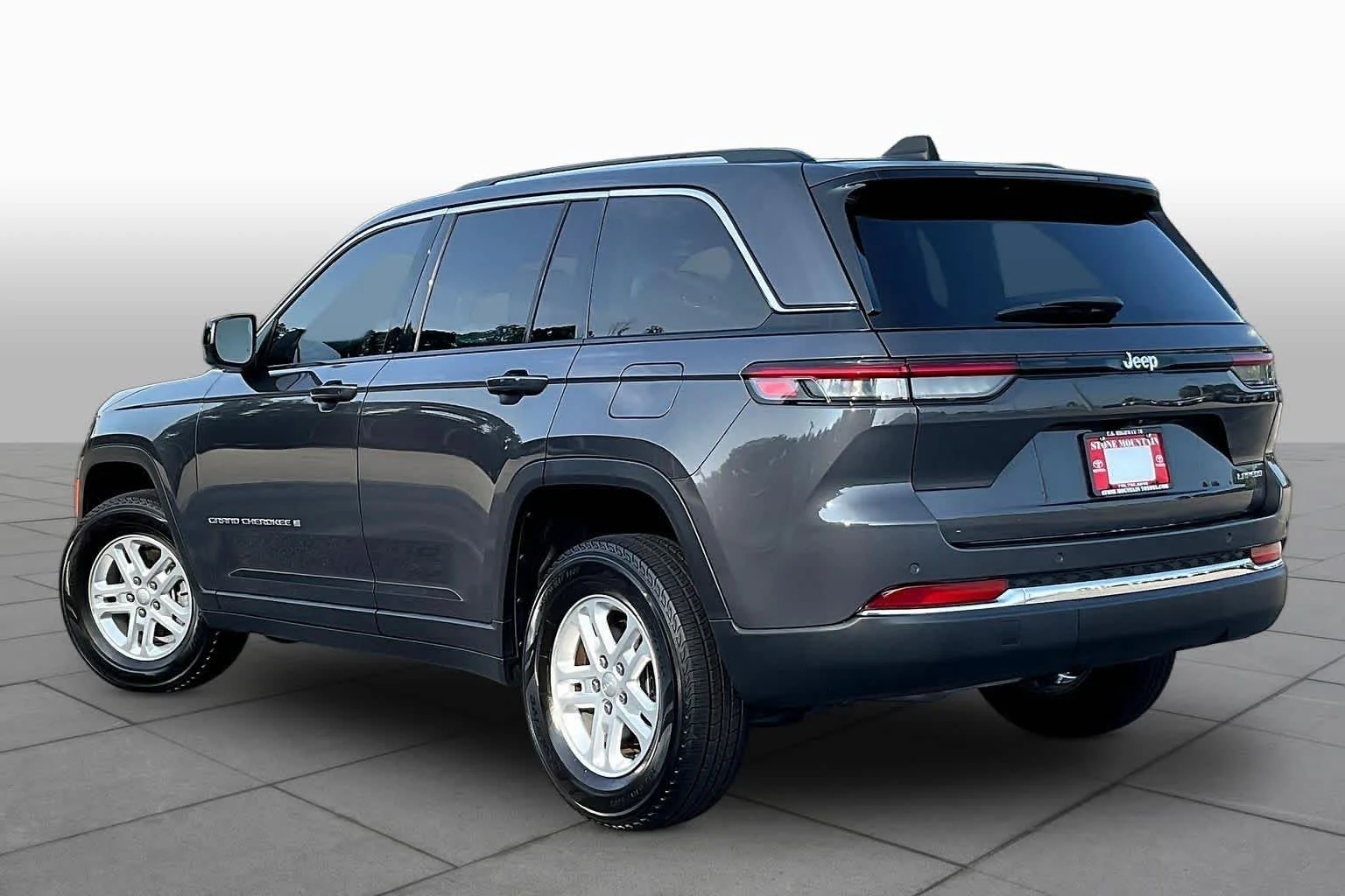 Used 2023 Baltic Gray Metallic Clearcoat Jeep Laredo image 23
