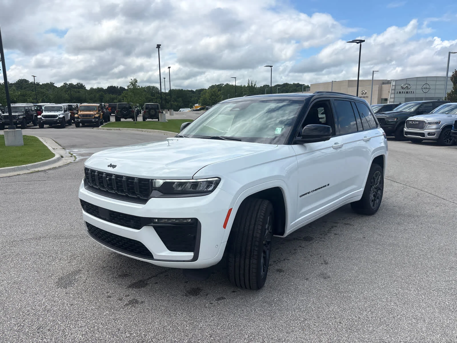 New 2026 Bright White Clear-Coat Exterior Paint Jeep Summit image 5