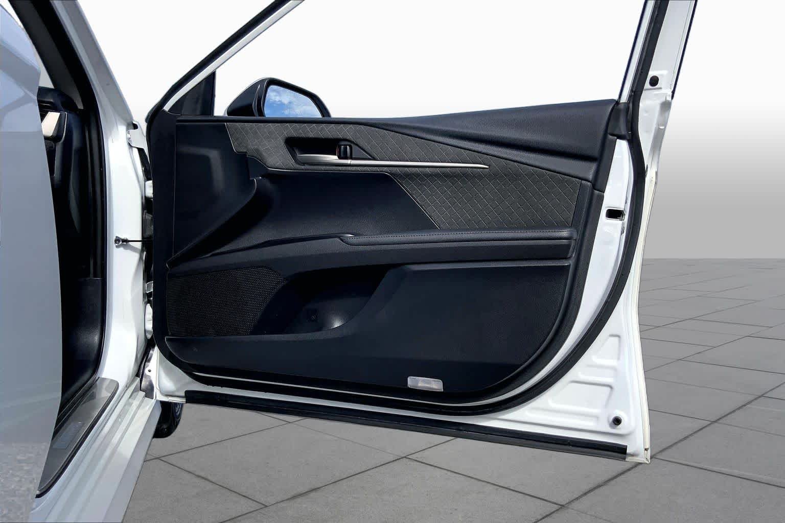 Used 2025 Wind Chill Pearl Toyota XLE image 22