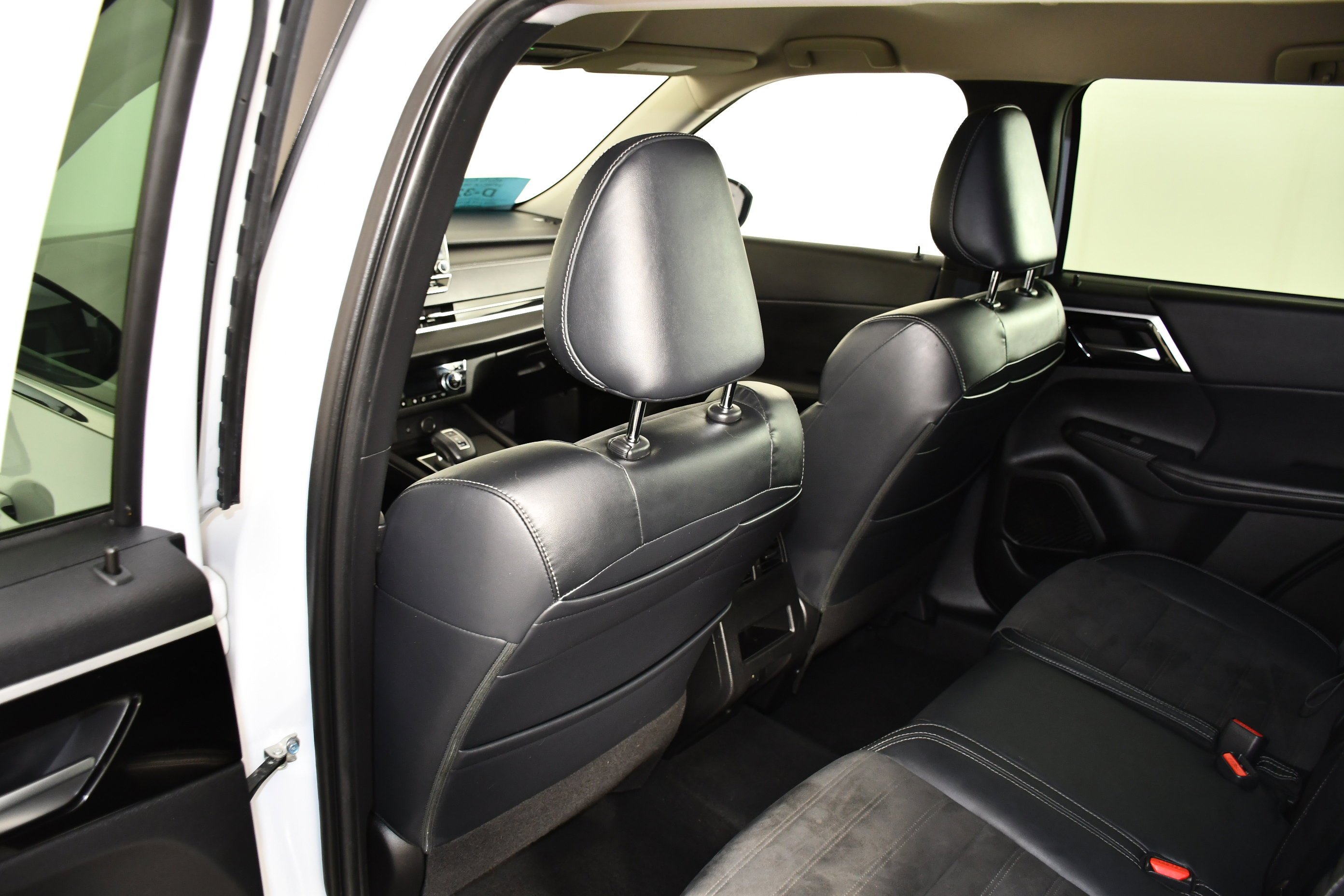 Certified Used 2022 White Diamond Mitsubishi SE image 46