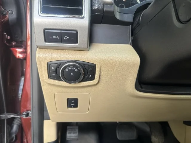 Used 2017  Ford Lariat image 26