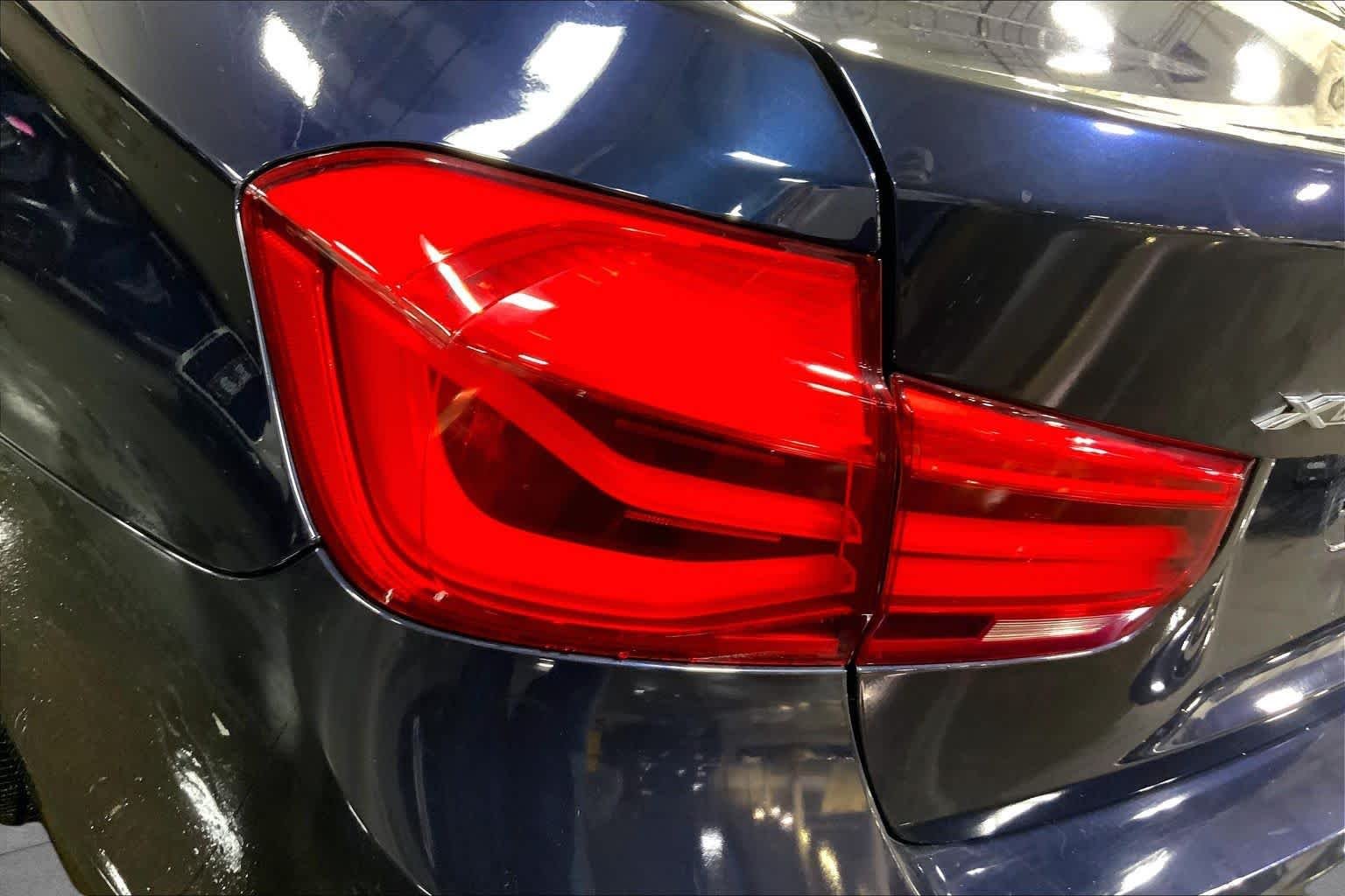 Used 2016 Imperial Blue Metallic BMW 320i xDrive image 29