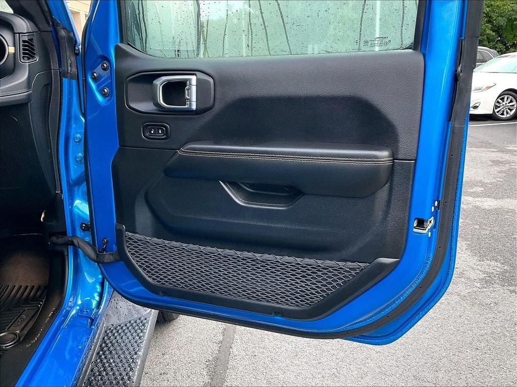 Used 2025 Hydro Blue Pearl Coat Jeep Sahara image 12