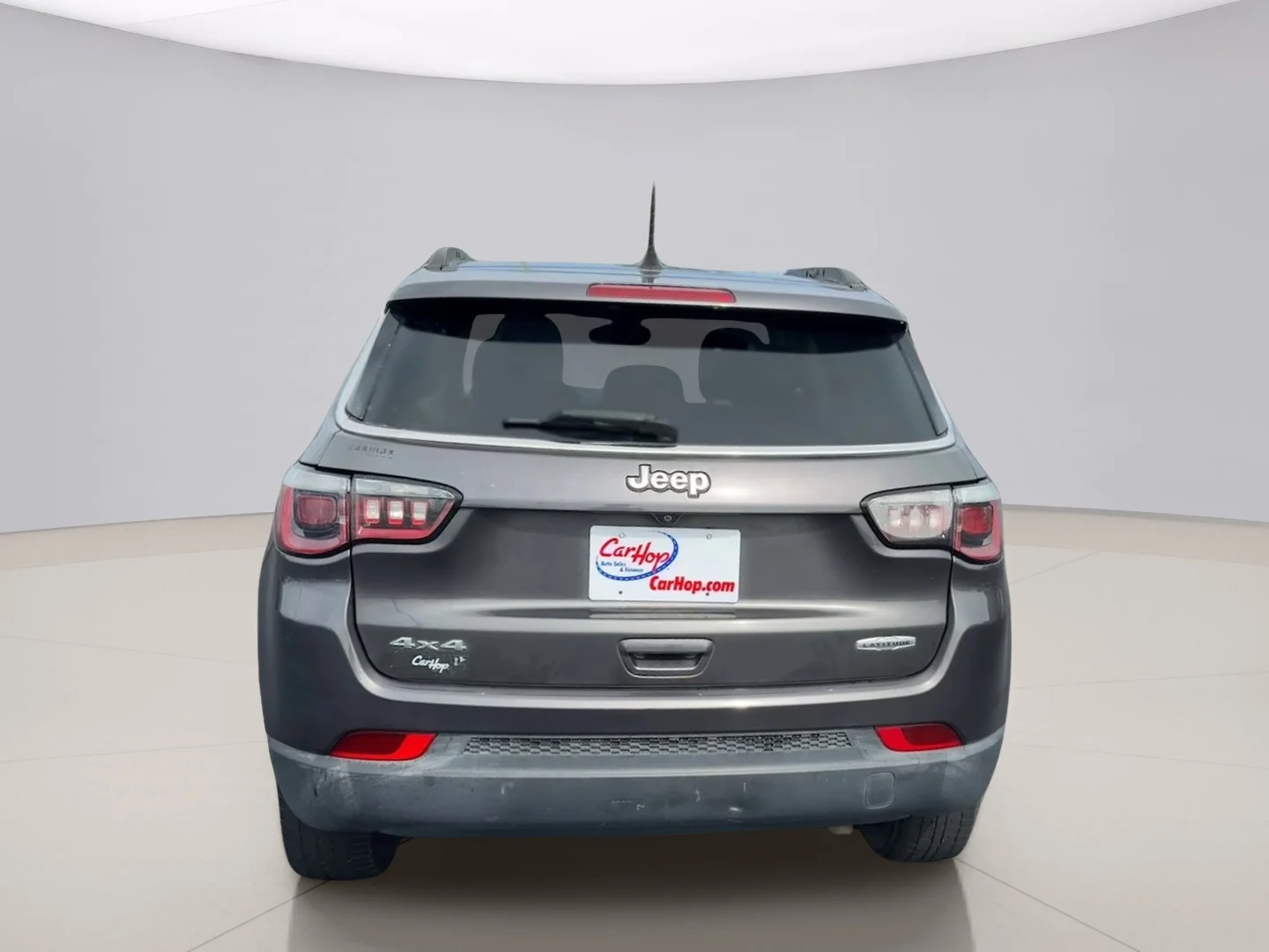 Used 2018 Gray Jeep LATITUDE image 4