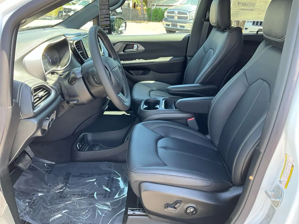 New 2027 Bright White Clearcoat Chrysler Select image 16