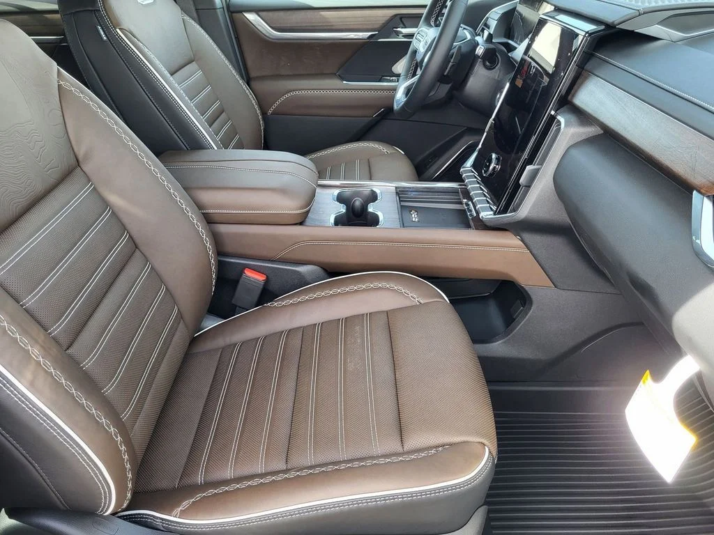2026 GMC Acadia Denali Ultimate - Photo 10