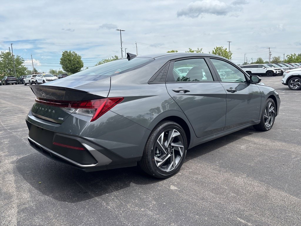Used 2025 Gray Hyundai SEL Sport image 5