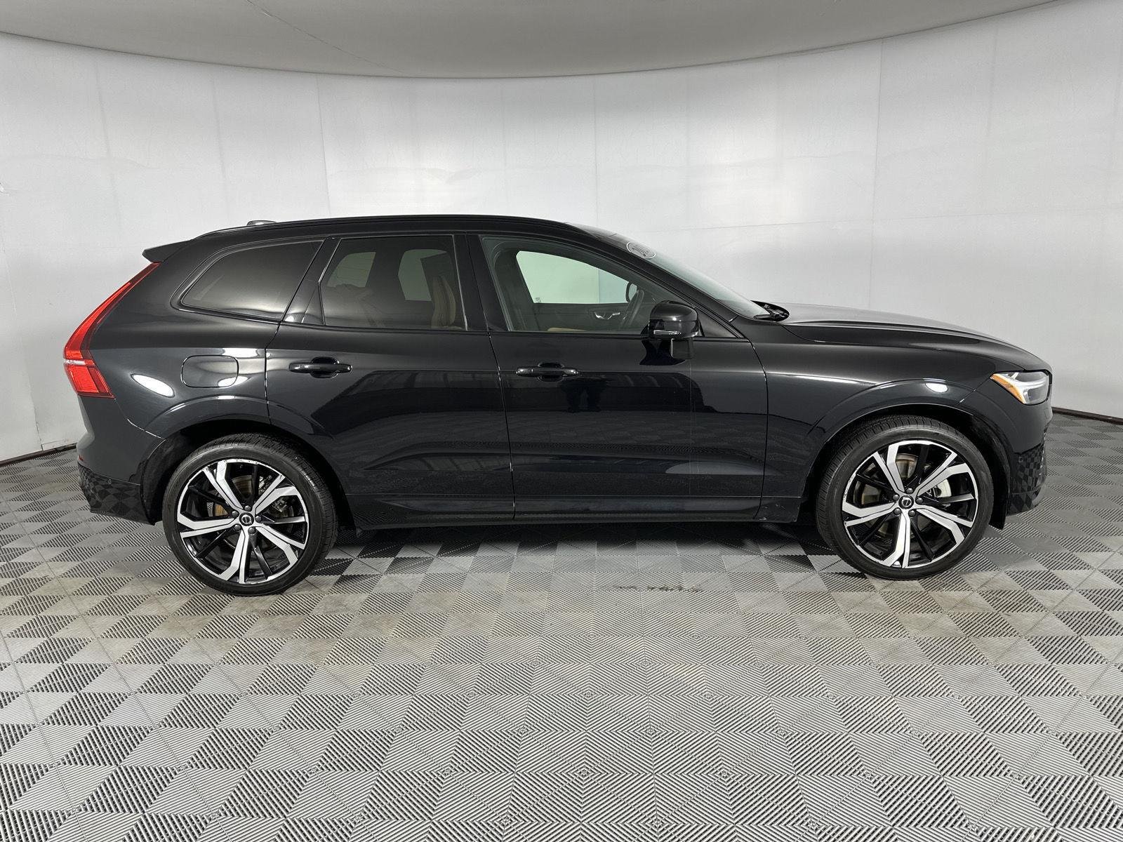 Used 2023 Onyx Black Metallic Volvo Ultimate Dark Theme image 30