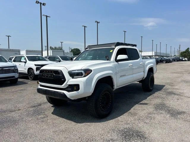 Used 2017 White Toyota SR5 image 7