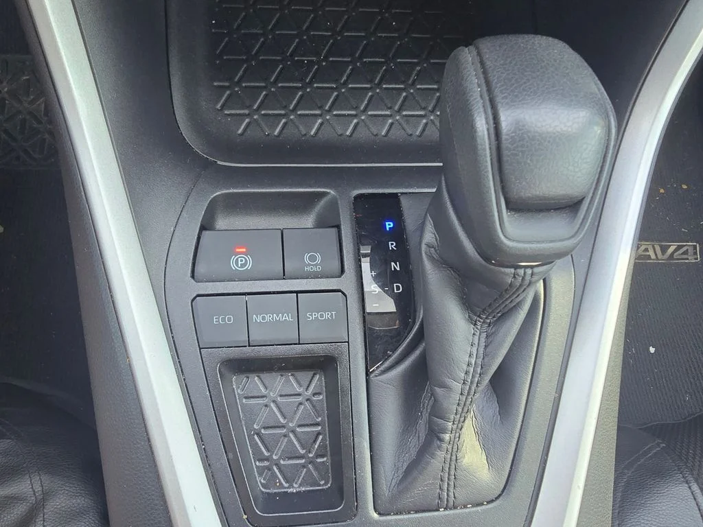 Used 2025  Toyota XLE image 28
