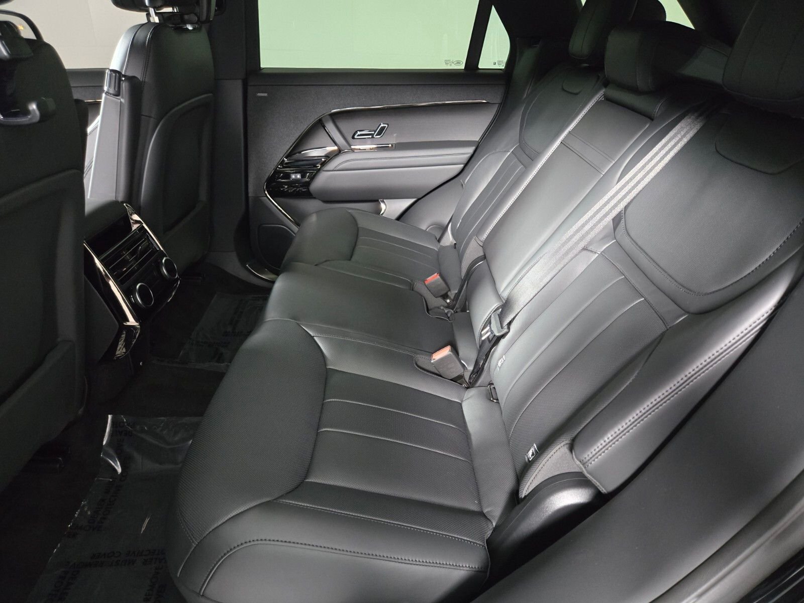 New 2026 Santorini Black Land Rover Dynamic SE image 5
