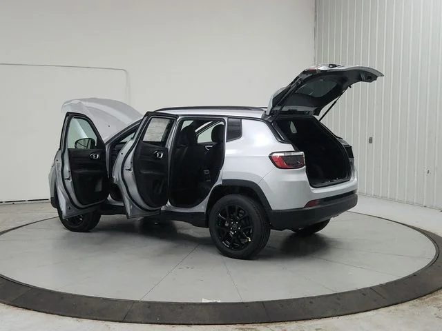 New 2026 Silver Zynith Metallic Clearcoat Jeep Latitude image 14