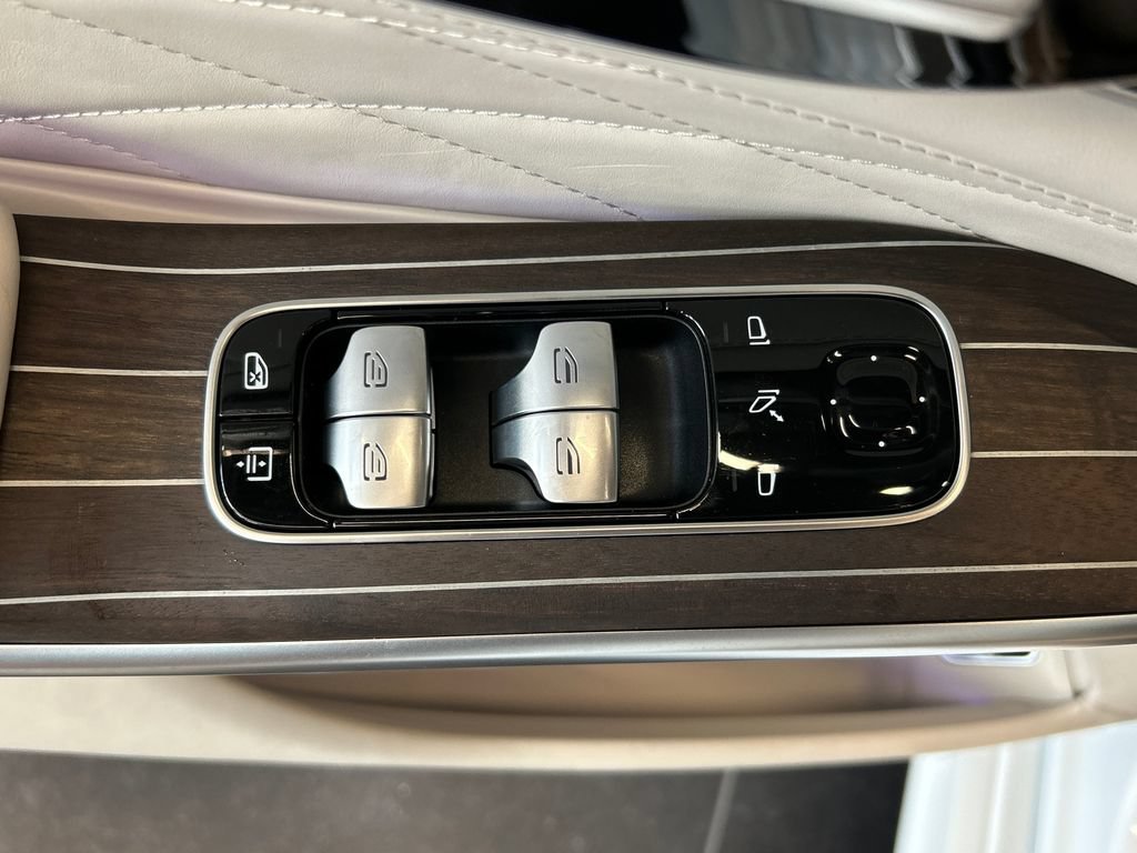 New 2027 MANUFAKTUR Moonlight White Metallic Mercedes-Benz S 580 image 36