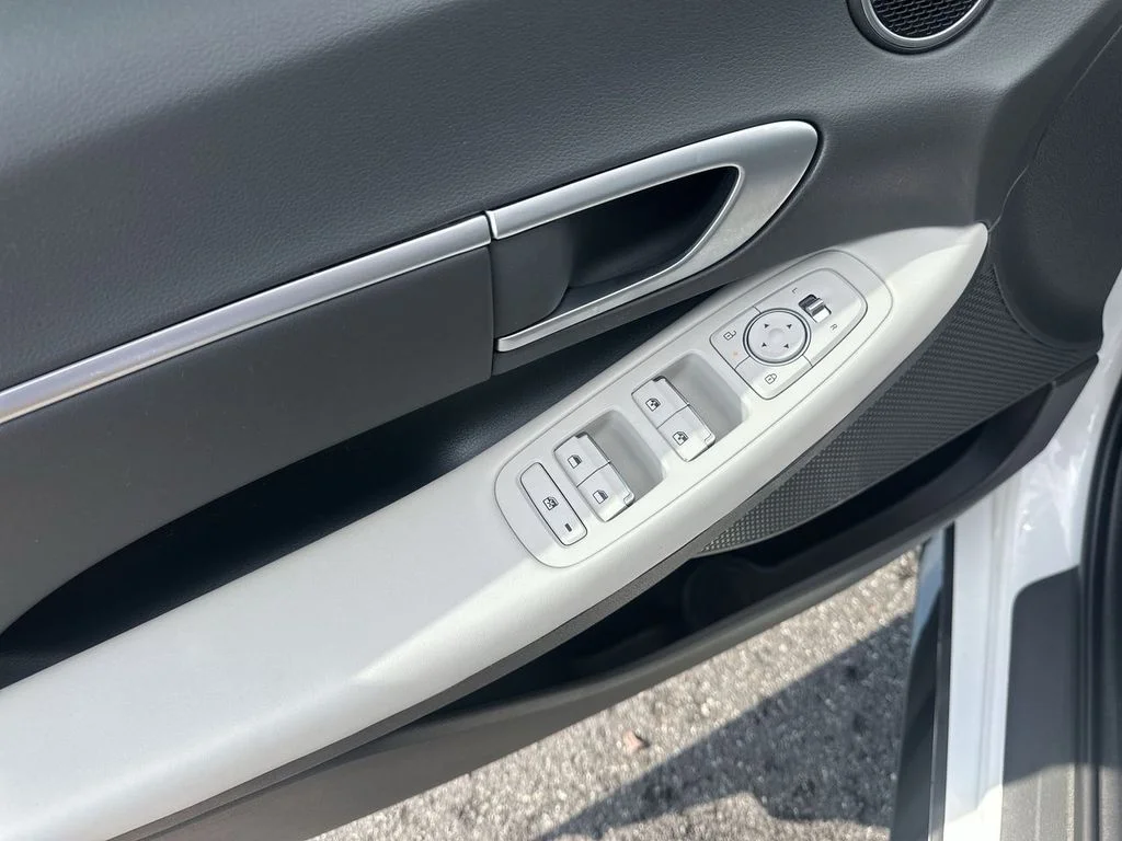 Used 2024 White Hyundai SEL image 19