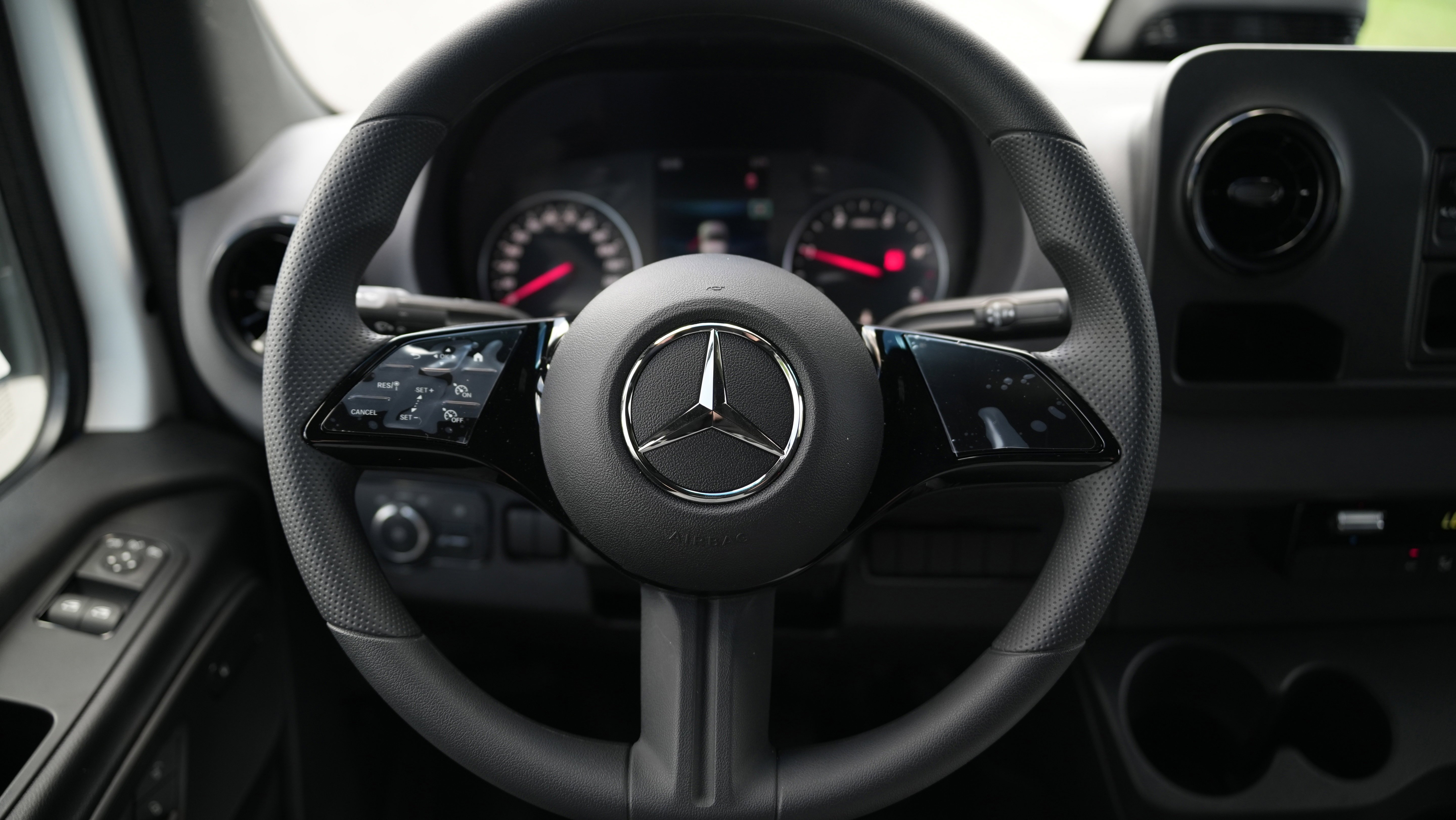 New 2025 ARCTIC WHITE Mercedes-Benz  image 18