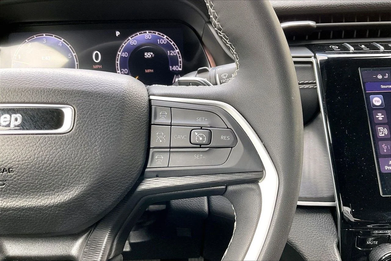 Used 2024 Silver Jeep Altitude image 31