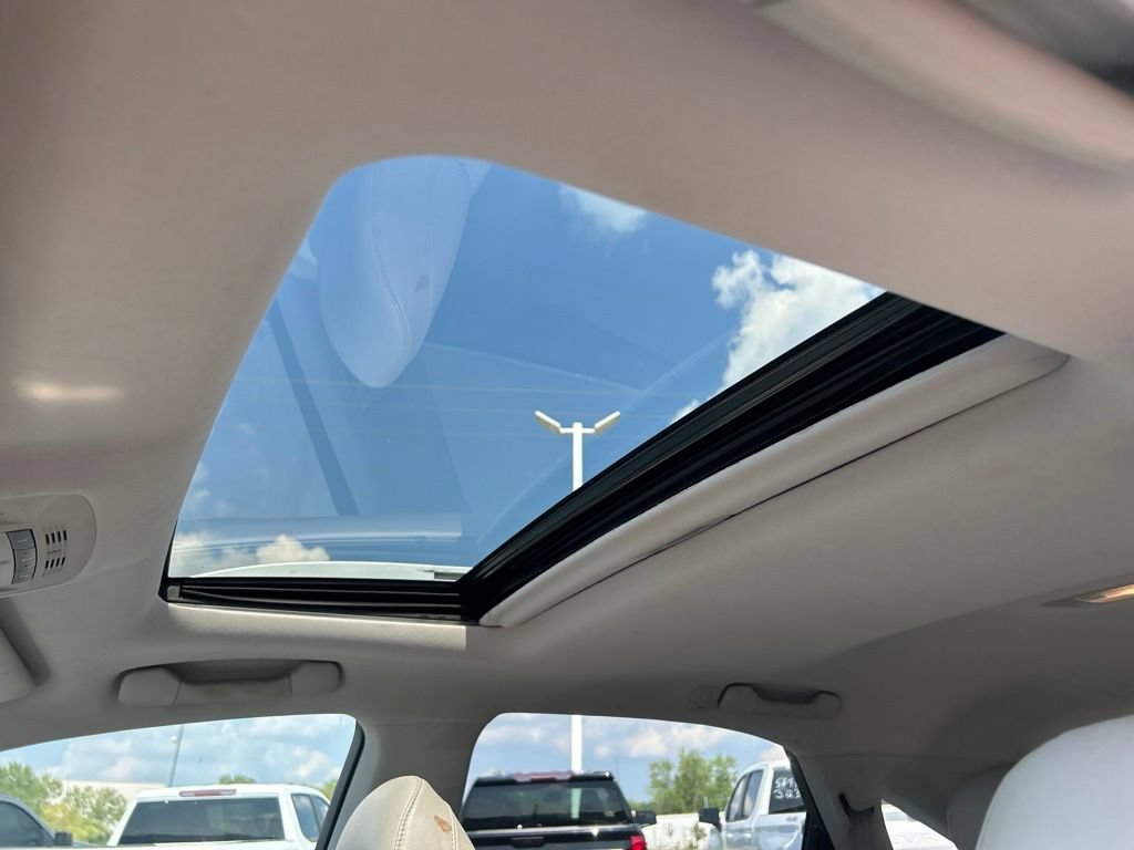 Used 2011 White Lexus  image 18
