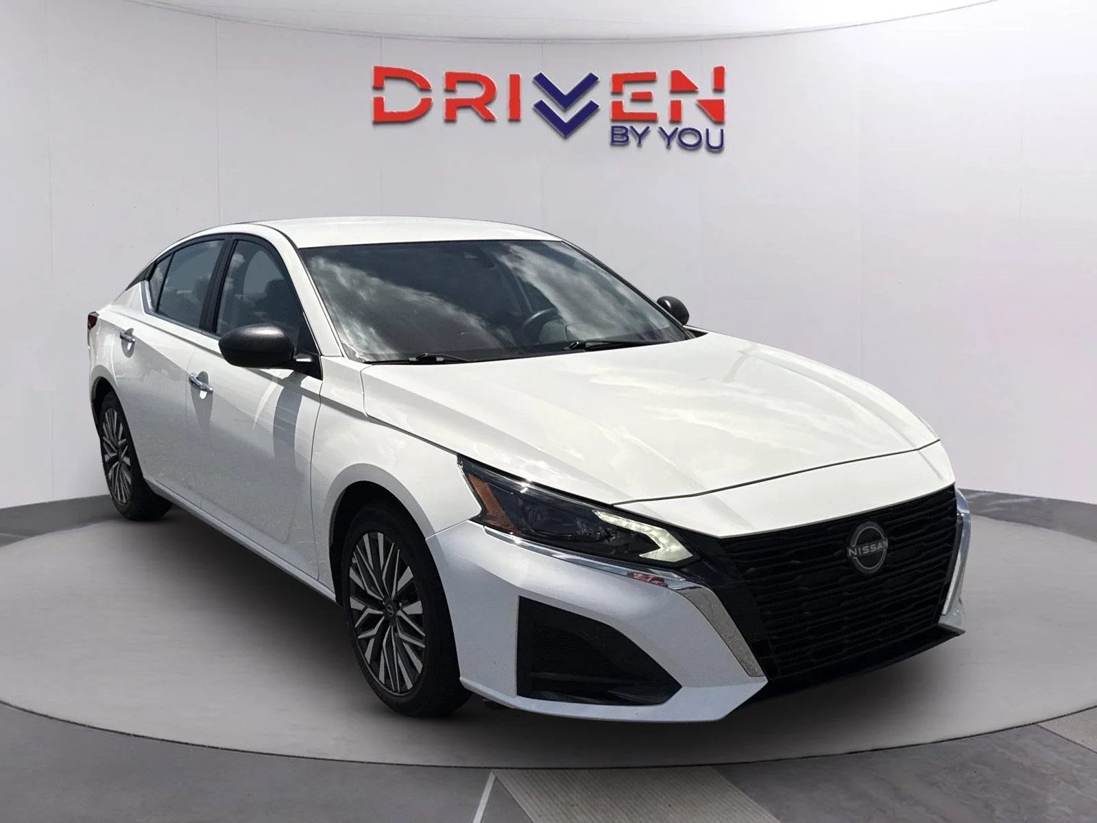 Used 2025 Glacier White Nissan SV image 1