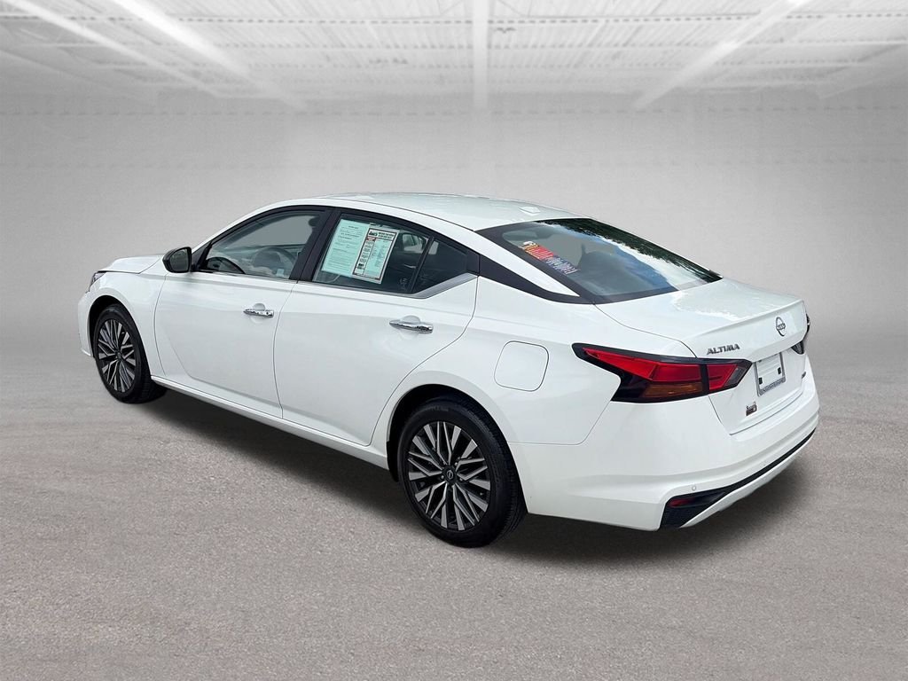 Used 2024 Pearl White Nissan 2.5 SV image 4