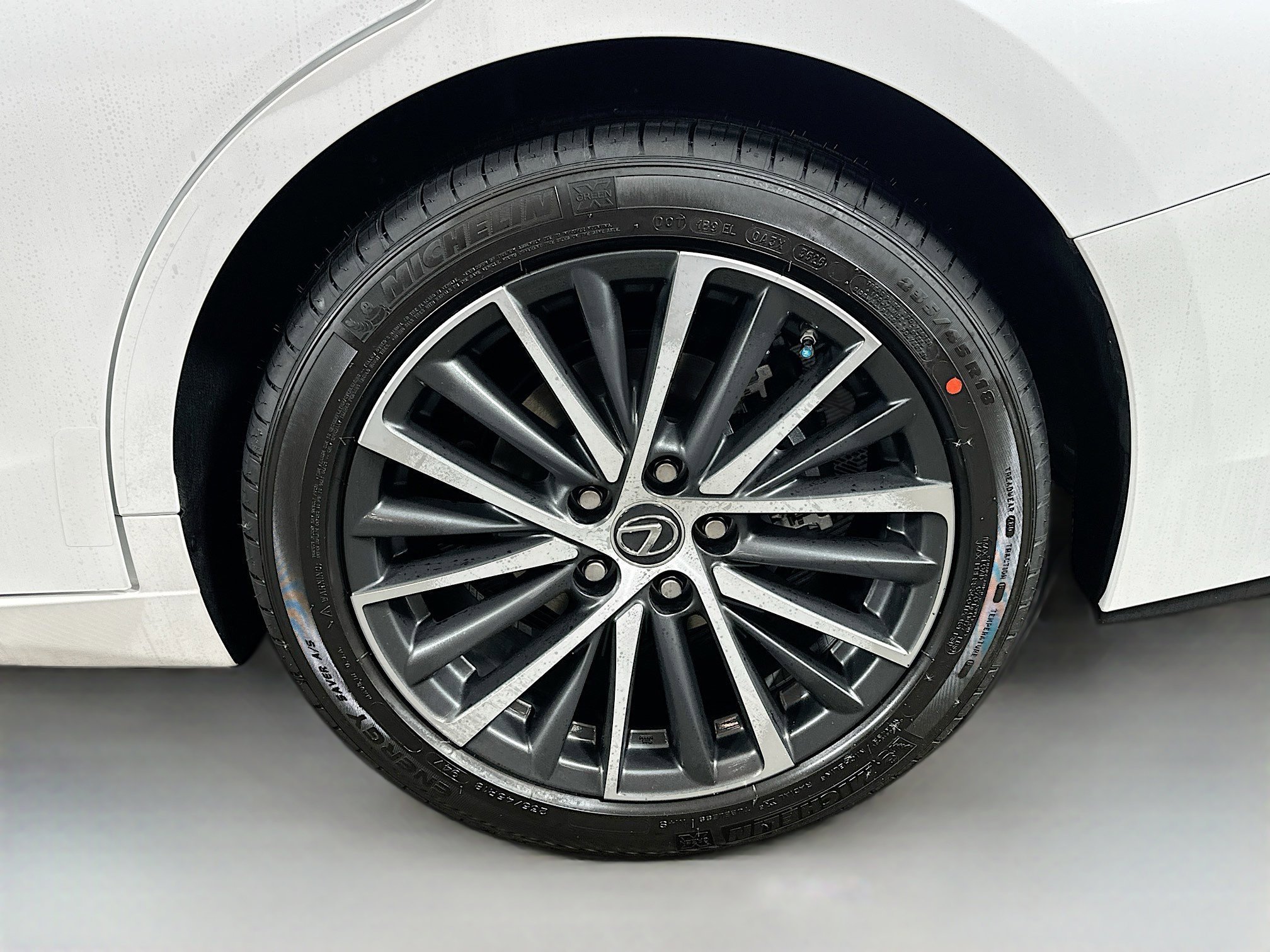 2025 Lexus ES 350 - Photo 30