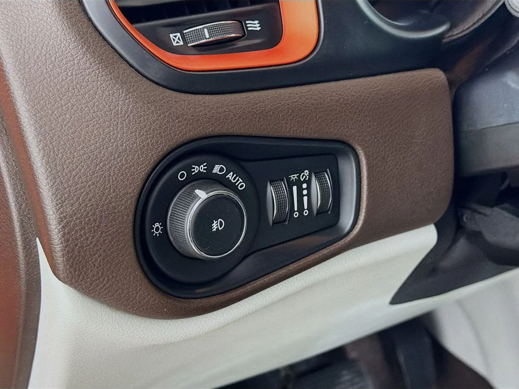 Used 2015 Orange Jeep Latitude image 11