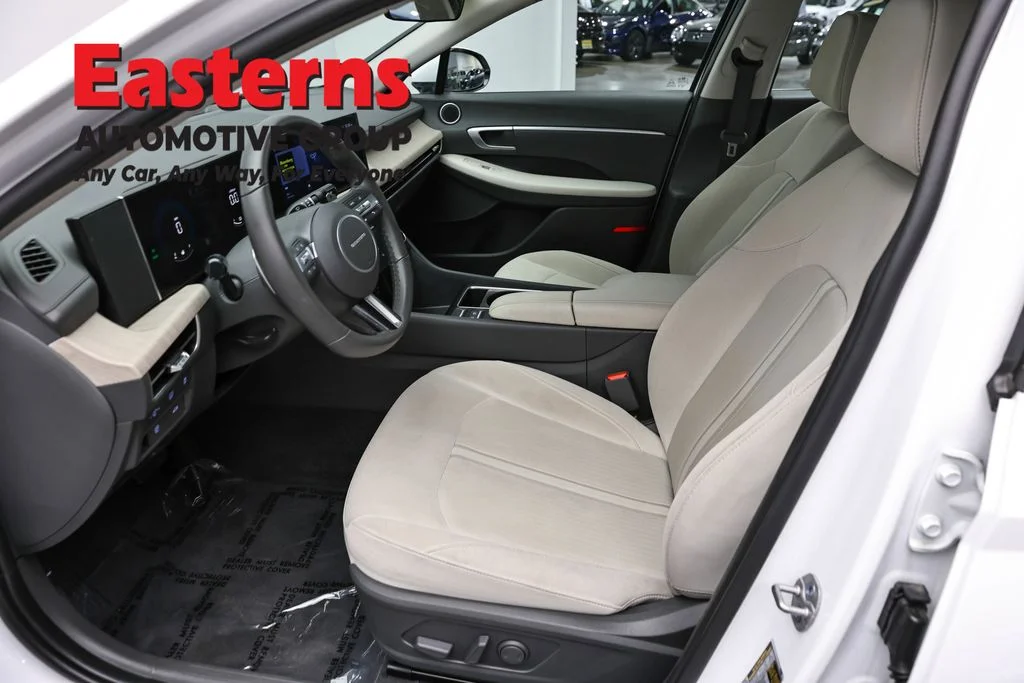 Used 2025 White Hyundai SEL image 12