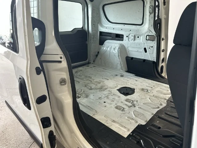 Used 2022 White Ram Base image 33