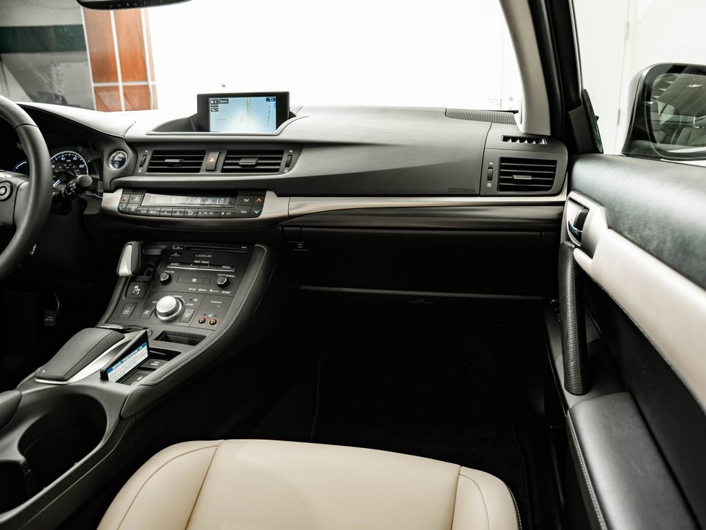 Used 2014 Pearl Lexus 200h image 44