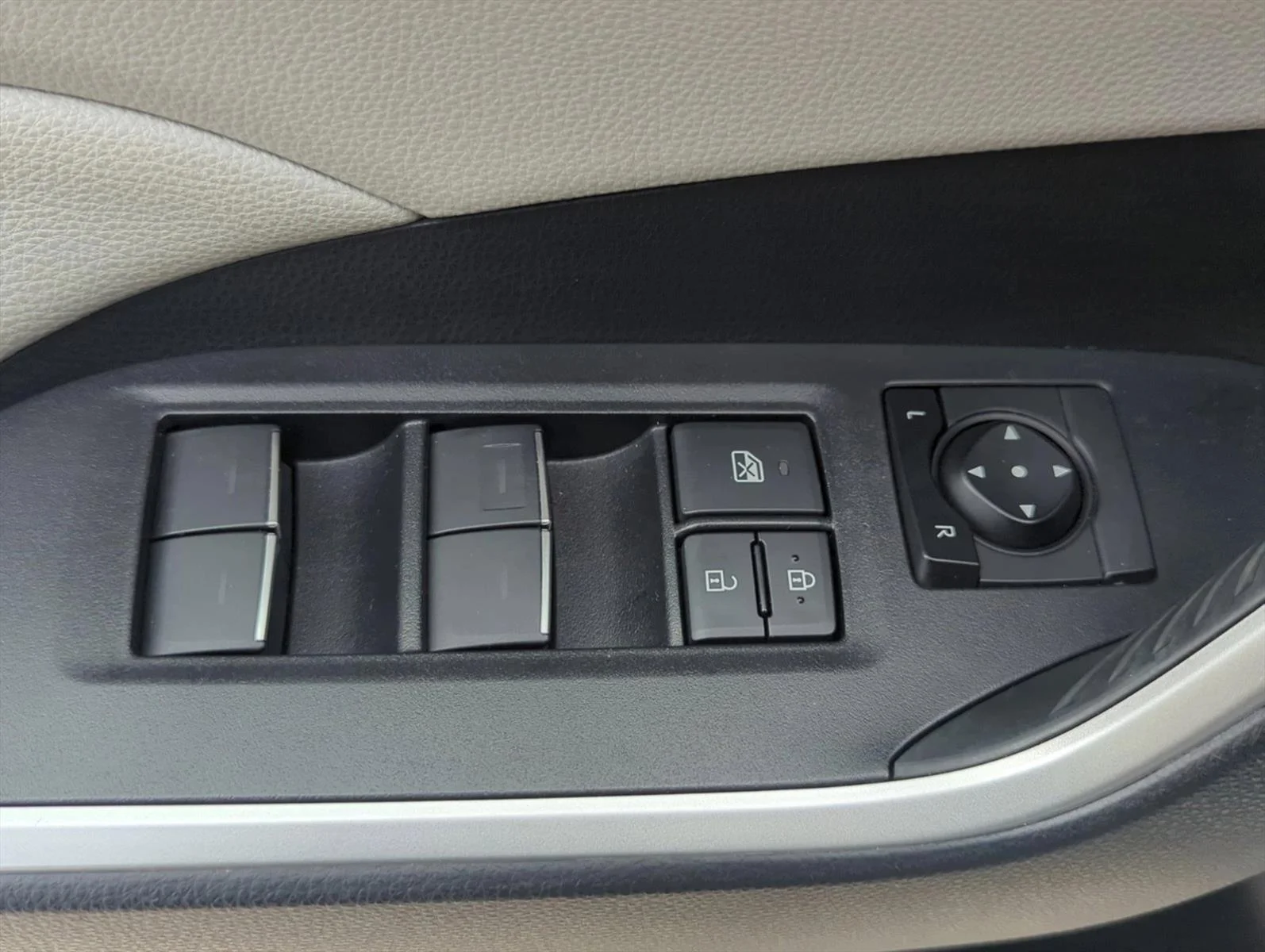 Used 2023 White Toyota Hybrid XLE Premium image 8