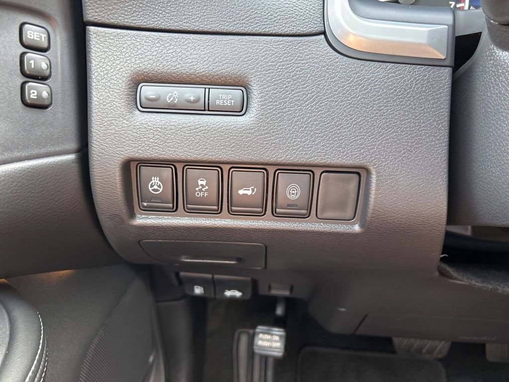 Used 2024 Silver Nissan SL image 31