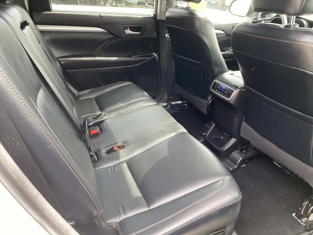 Used 2017 White Toyota XLE image 27