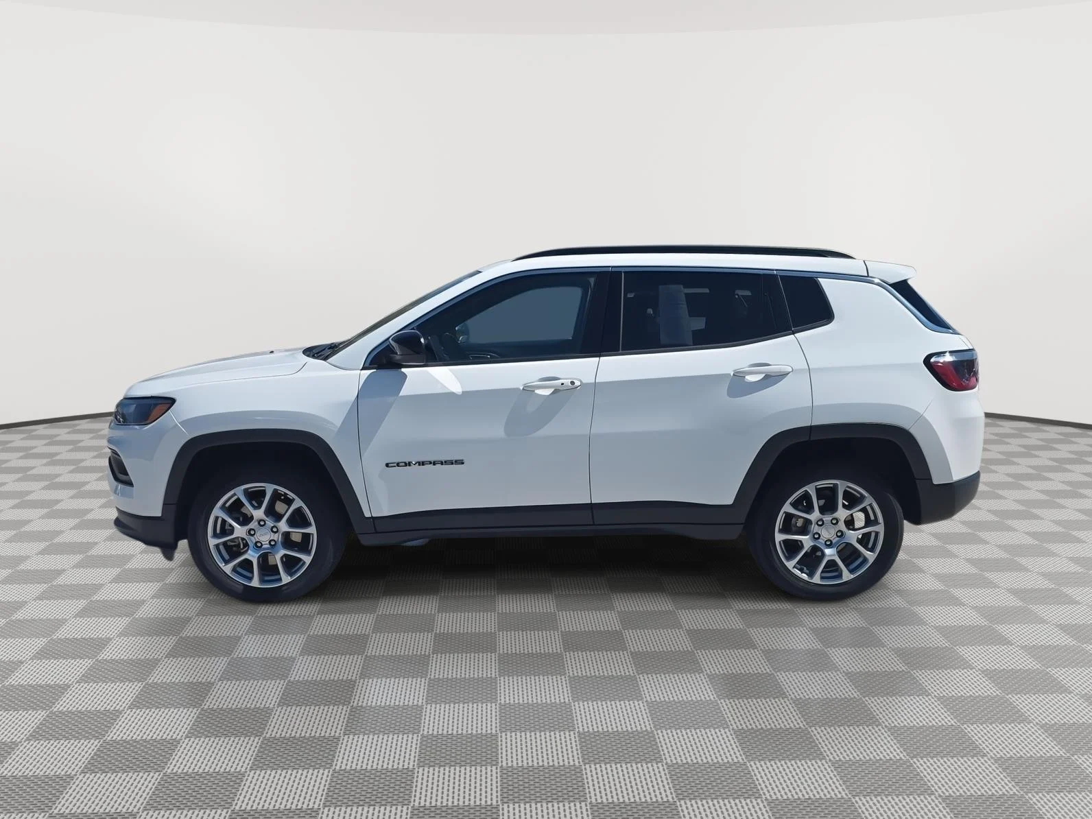 Used 2023  Jeep Latitude Lux image 4