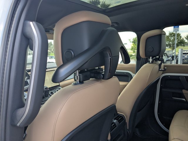 New 2026 Fuji White Land Rover X-Dynamic SE image 15