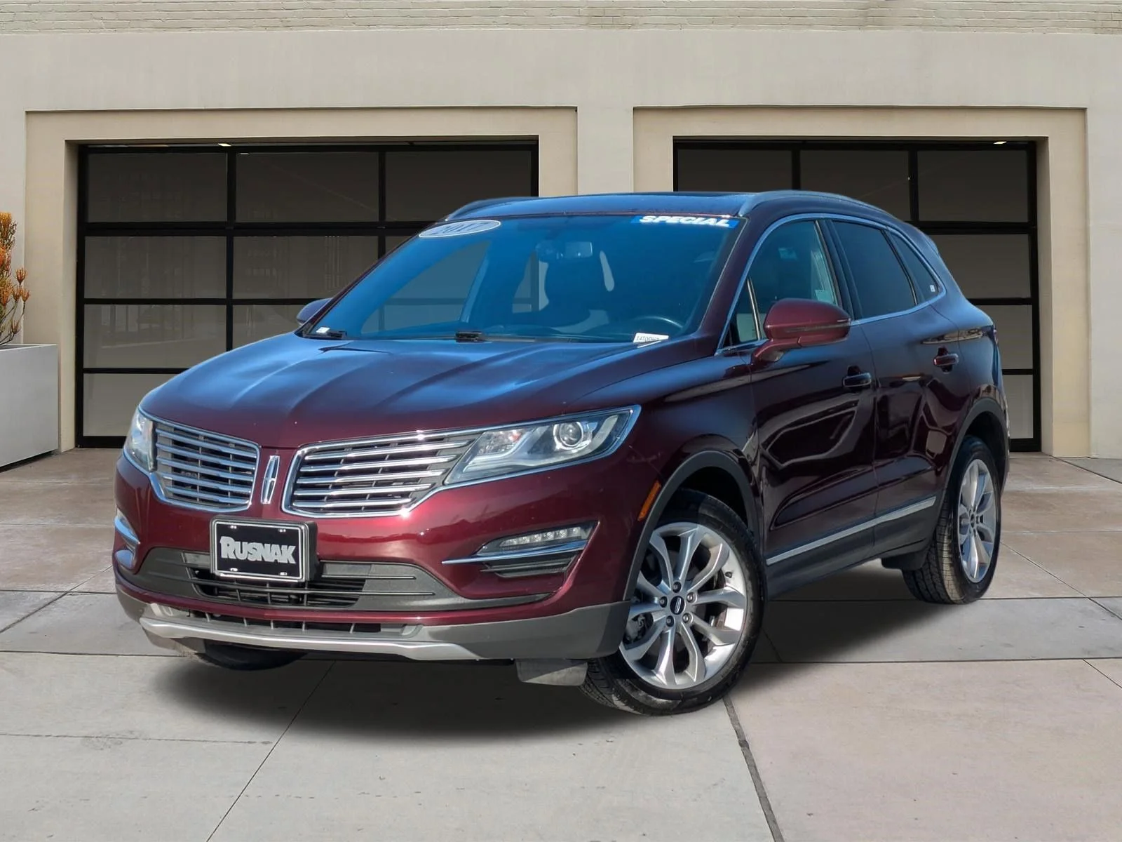 Used 2017 Red Lincoln Select image 3