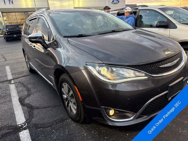 Used 2020 Gray Chrysler Limited image 3