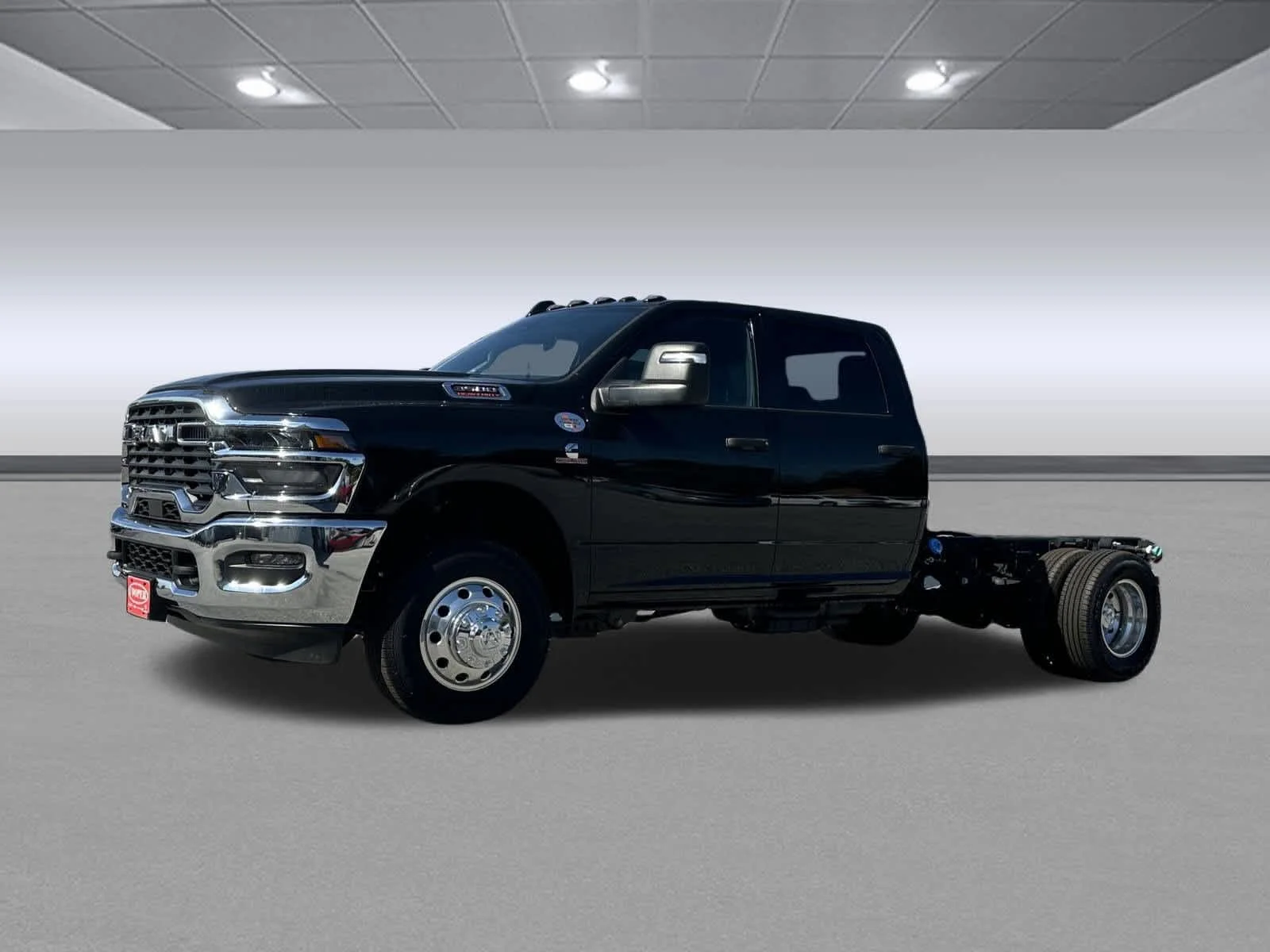 New 2025 Diamond Black Crystal Pearl-Coat Exterior Paint RAM Tradesman image 3