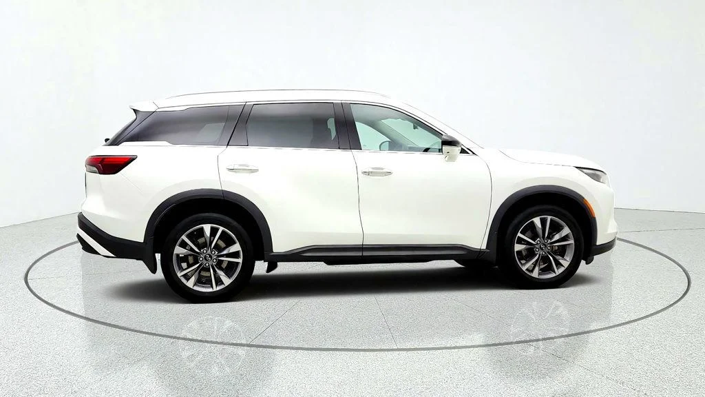 Used 2024 Majestic White INFINITI LUXE AWD w/ Vision Pkg & Bose Performance 17-Speaker Audio image 4