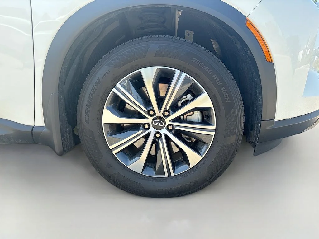 Used 2025 White INFINITI PURE image 11