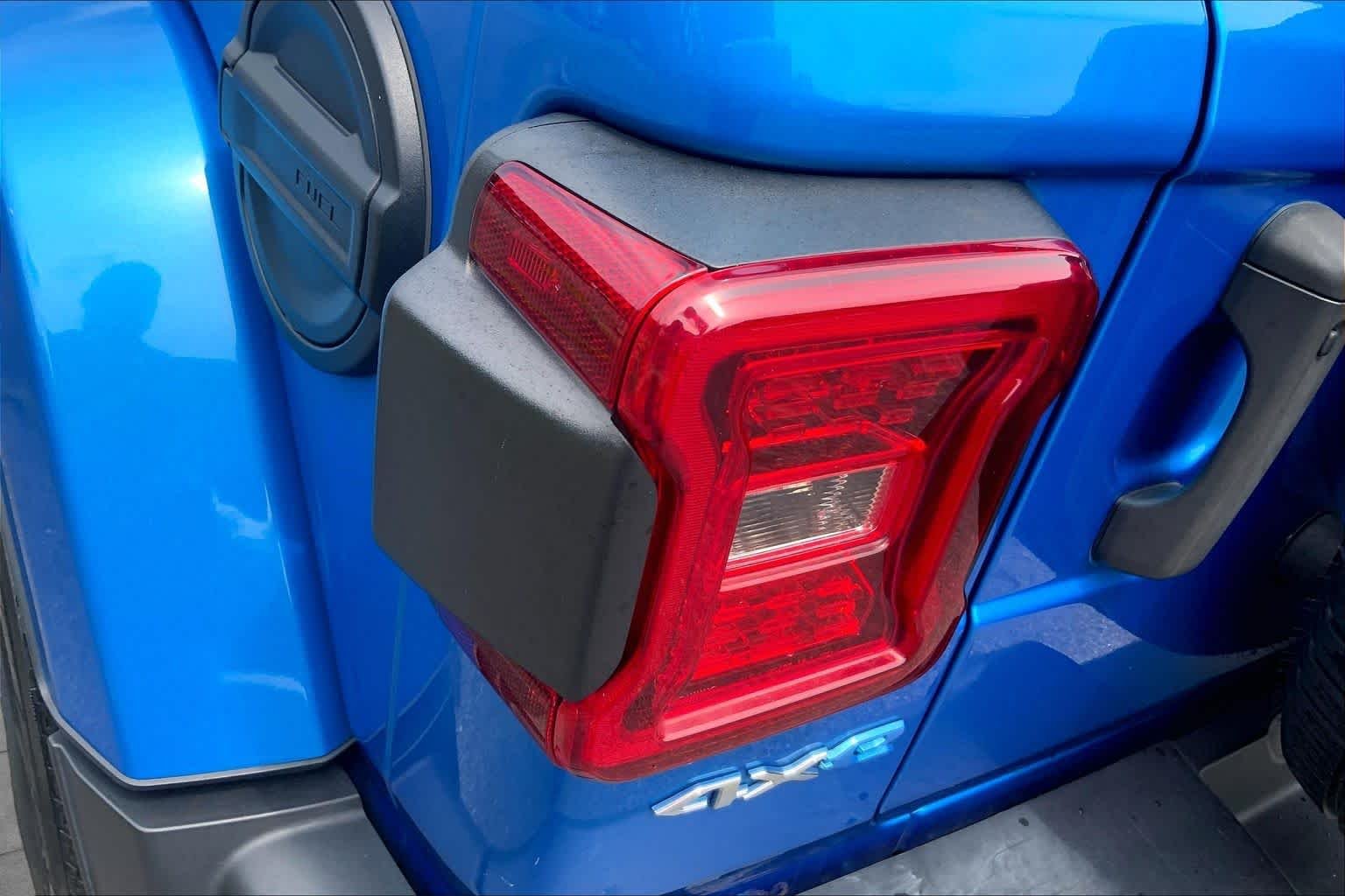 Used 2022 Hydro Blue Pearlcoat Jeep Unlimited Sahara image 27