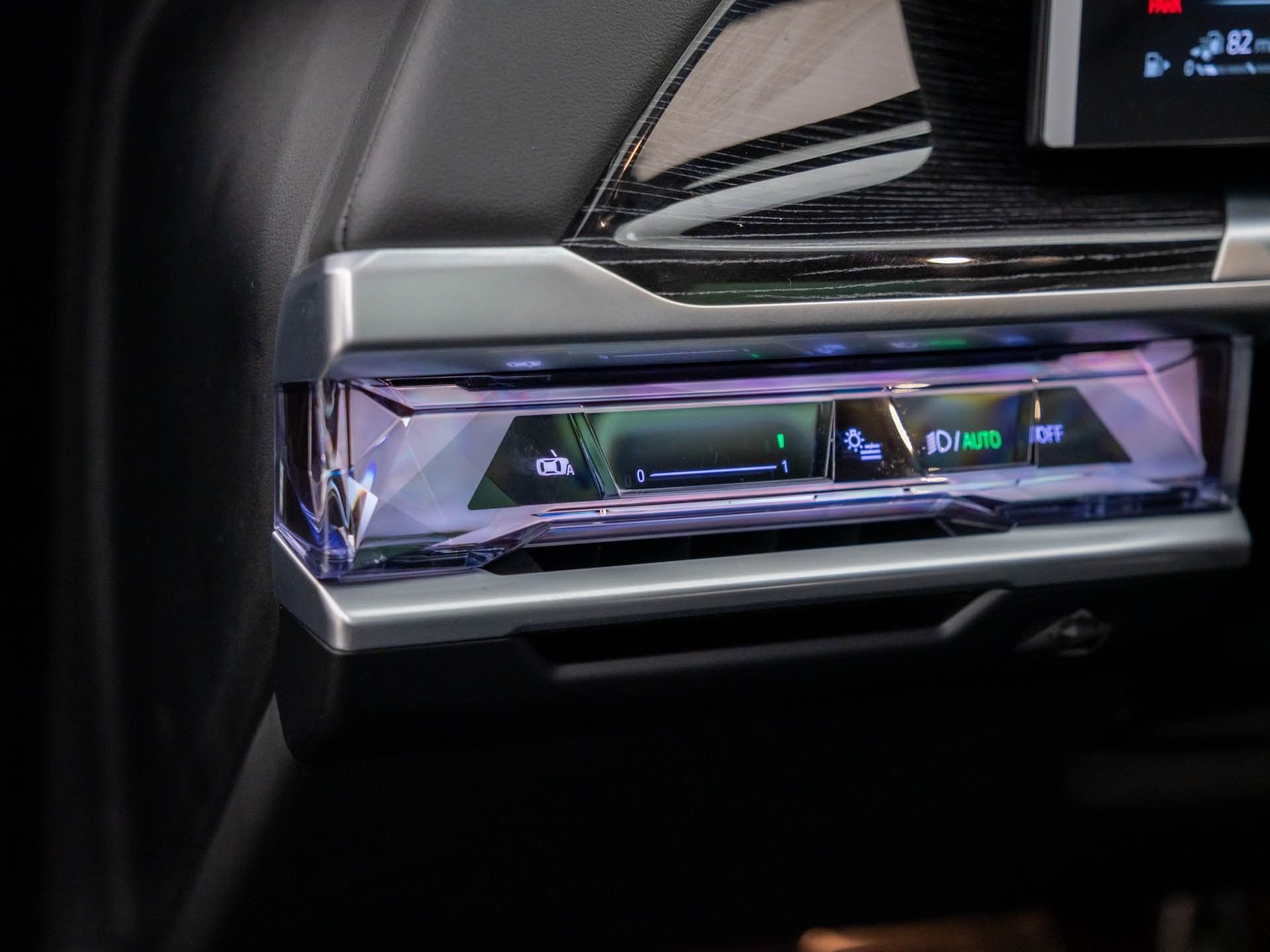 New 2026 Tanzanite Blue II Metallic BMW 750e xDrive image 15