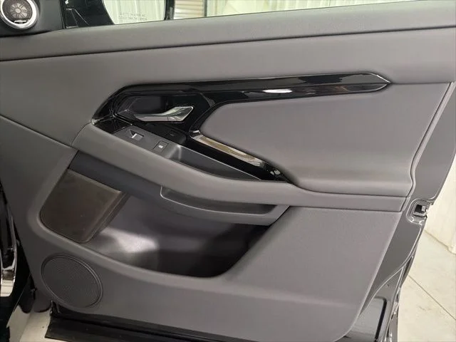 New 2026 Santorini Black Metallic Land Rover Dynamic image 22